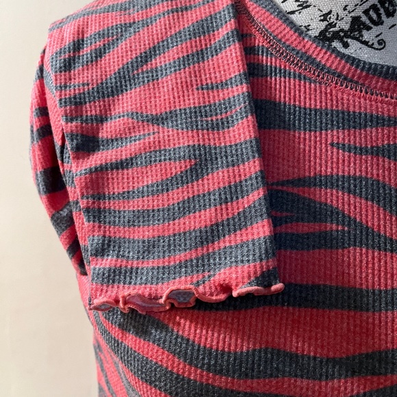 Long Sleeve Crop Top - Picture 3 of 4